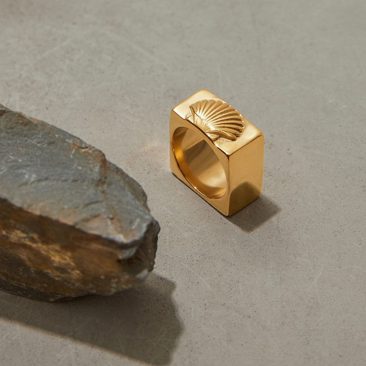 The Siena Ring gold shell signet ring Purajoia view 3