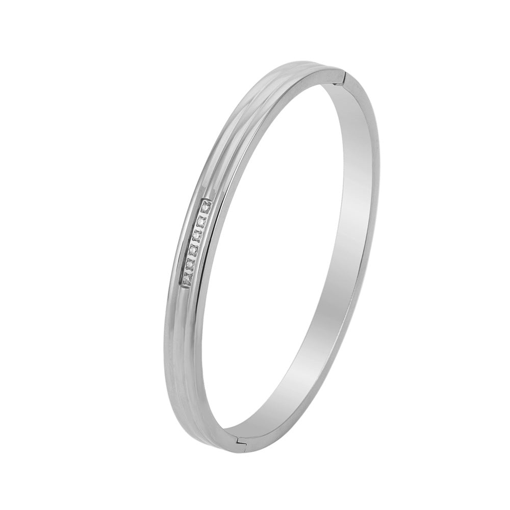 Timeless gold plated stainless steel bracelet with cubic zirconia