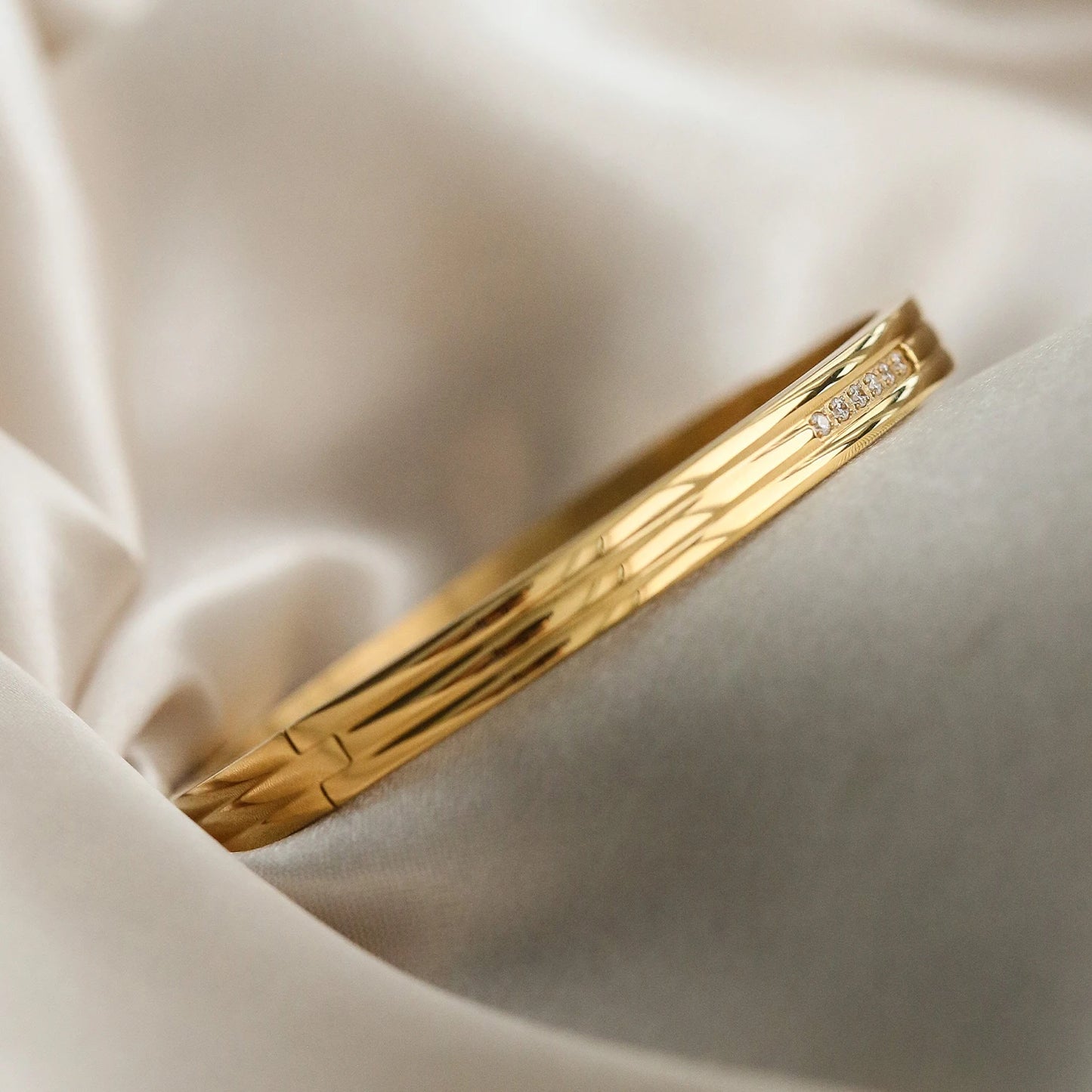 Elegant women’s gold plated stainless steel zirconia bracelet