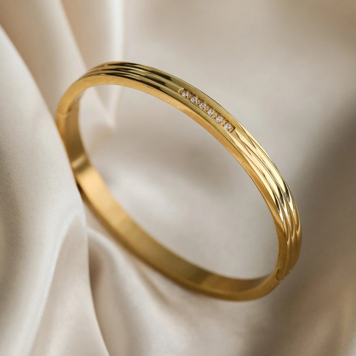 Timeless gold plated stainless steel bracelet with cubic zirconia