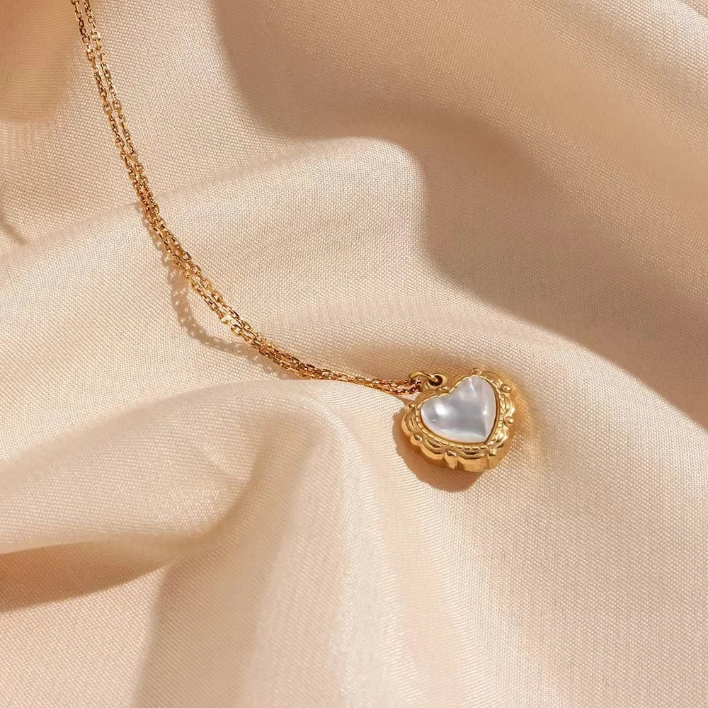 Timeless heart pattern necklace charm 18K gold women’s jewelry