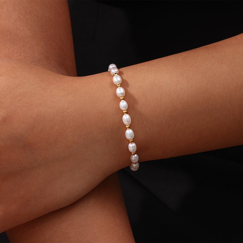 Chic stainless steel bracelet adorned with freshwater pearls
