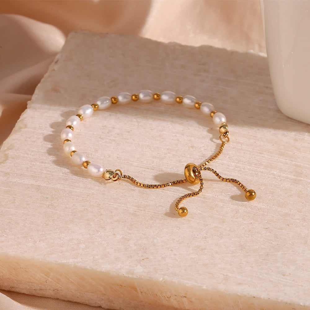 Chic stainless steel bracelet adorned with freshwater pearls