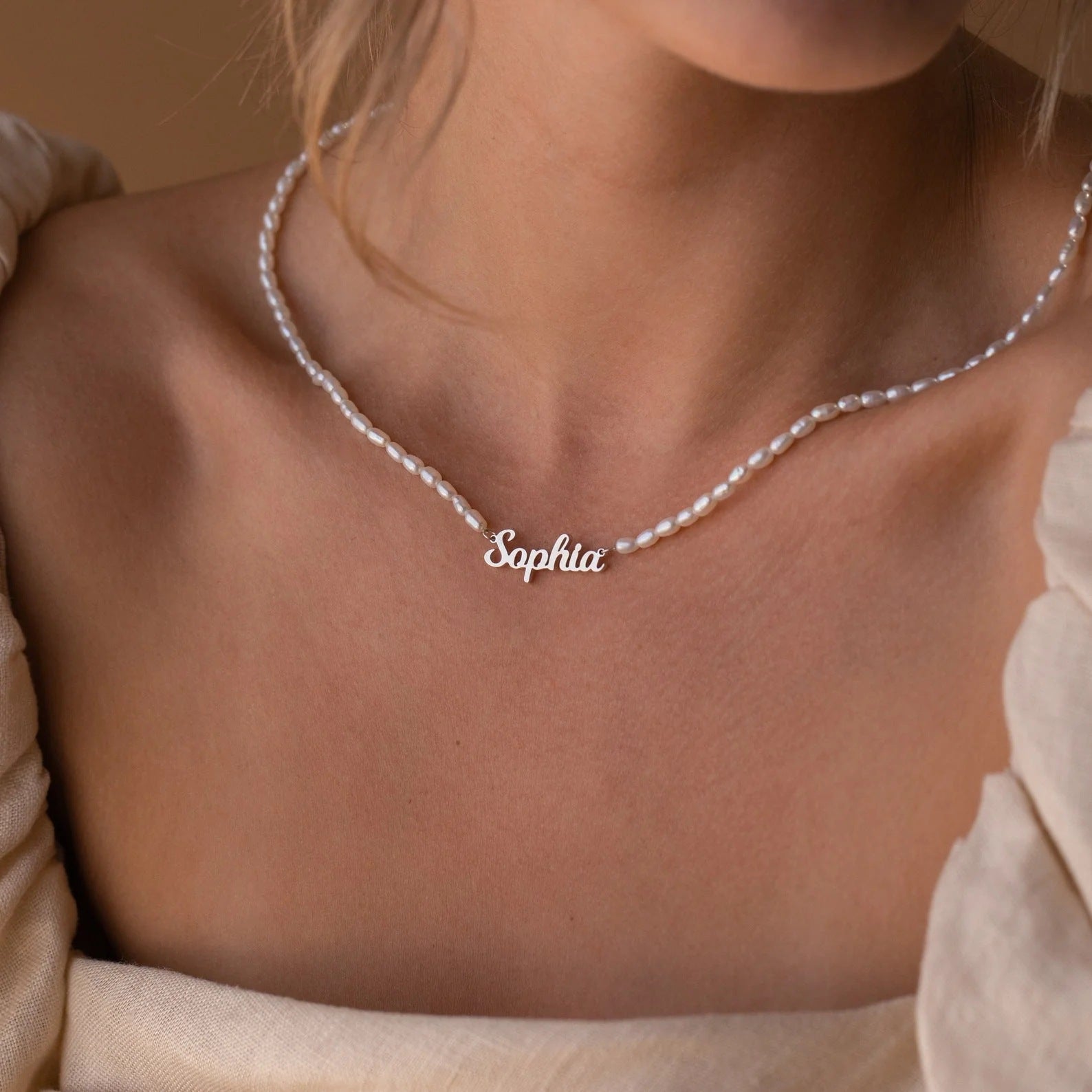 Timeless waterproof pearl necklace with custom nameplate detail