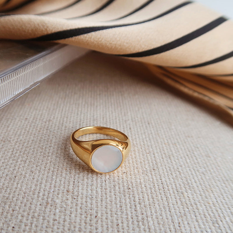 Timeless retro round shell ring in gold steel elegant style