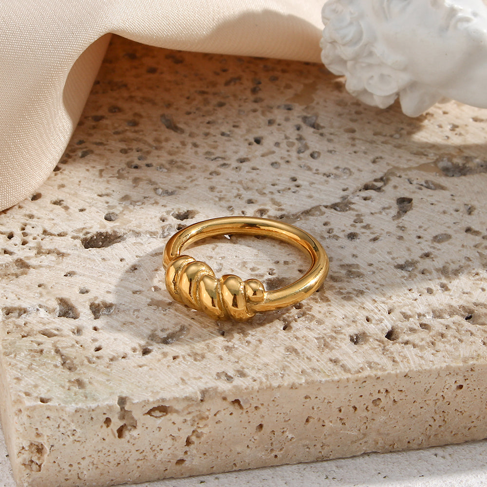 Women’s sculptural threaded croissant ring chic gold jewelry