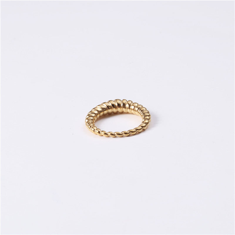 Elegant women’s fashion jewelry gold plated fine twist ring