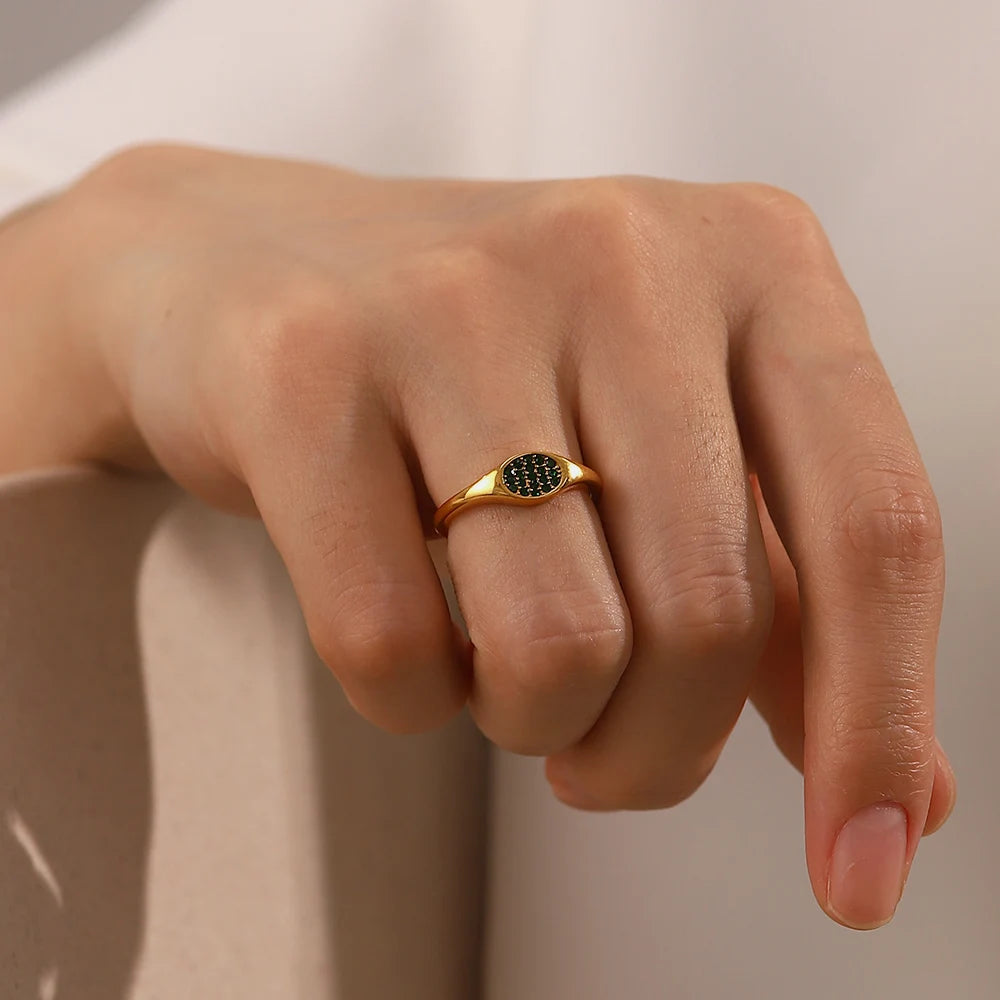 Women’s stainless steel ring set with white zircon stones