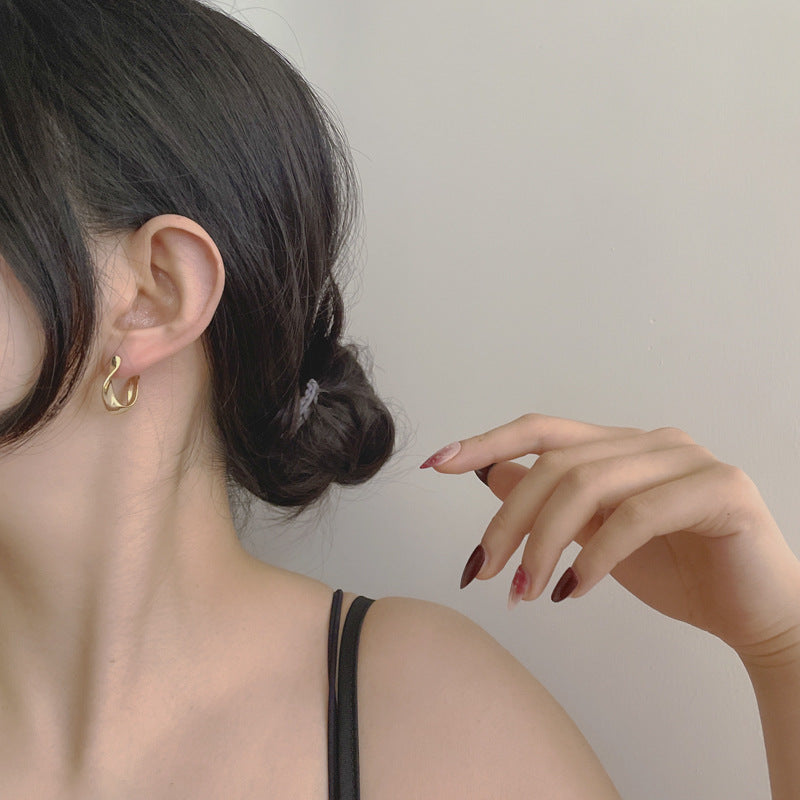Cold Wind C-shaped Twisted Earrings