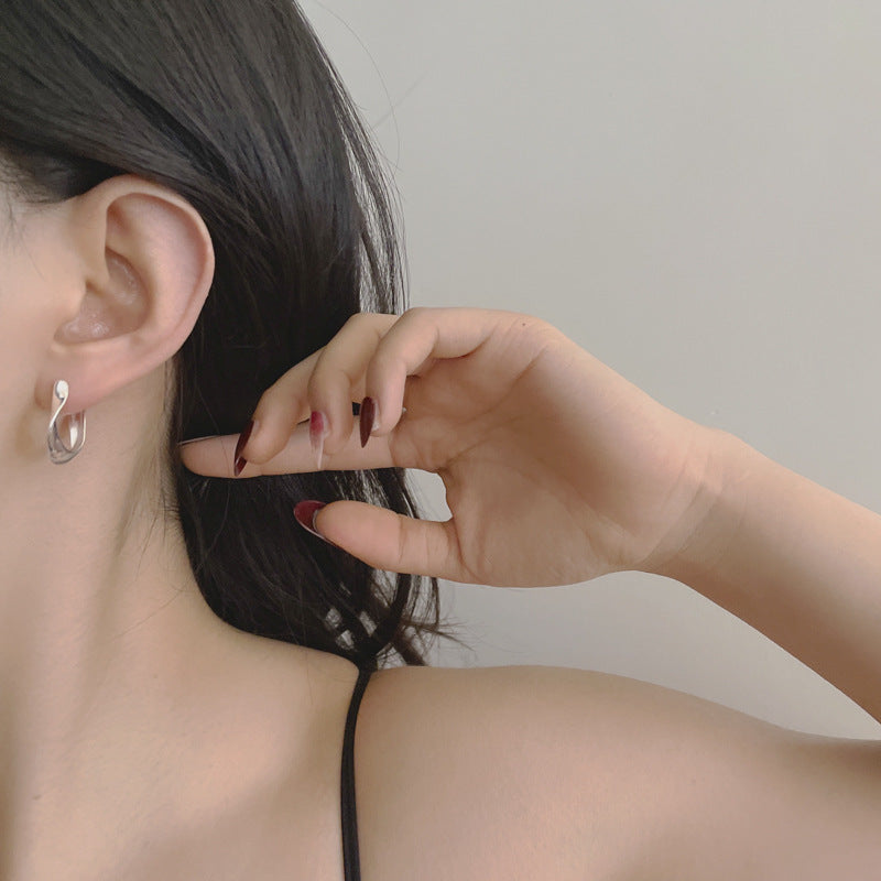 Cold Wind C-shaped Twisted Earrings