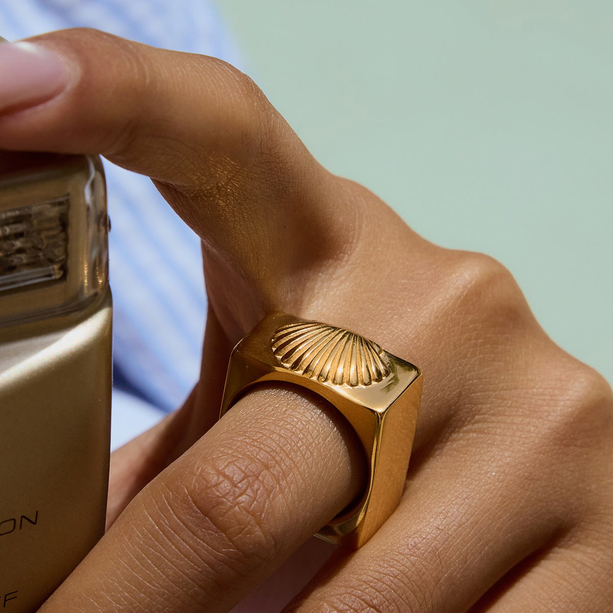 The Siena Ring gold shell signet ring Purajoia view 6