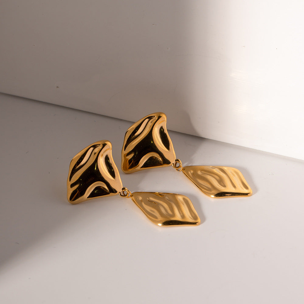 18K gold-plated stainless steel accessory, a luxurious and versatile statement piece for timeless elegance.