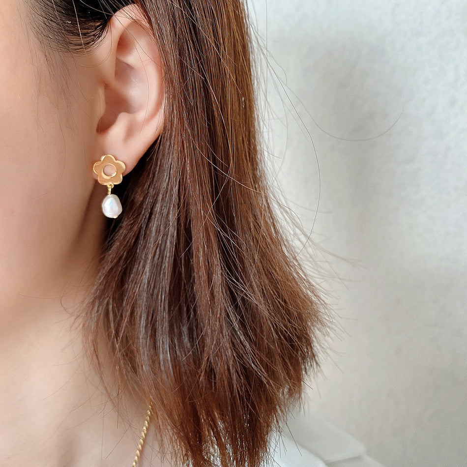 Simple And Fashionable Ins Style Small Flower Shaped Bead EarringsSimple And Fashionable Ins Style Small Flower Shaped Bead Earrings