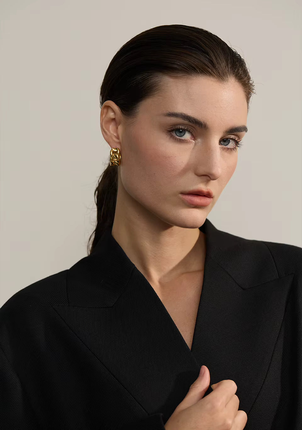 The Roma Earrings chunky gold hoop earrings Purajoia view 2