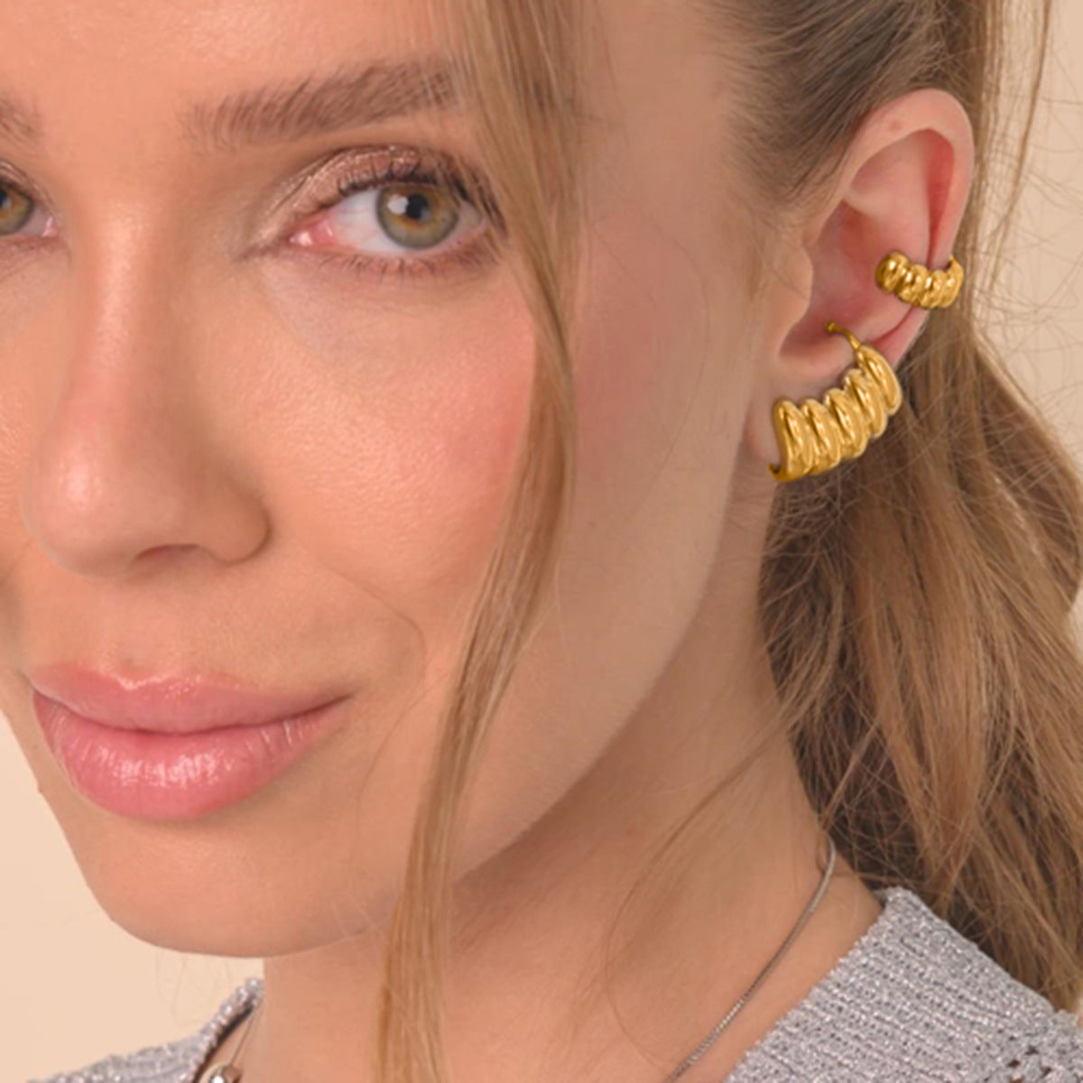 The Striscia Earrings striped hollow stud earrings Purajoia
