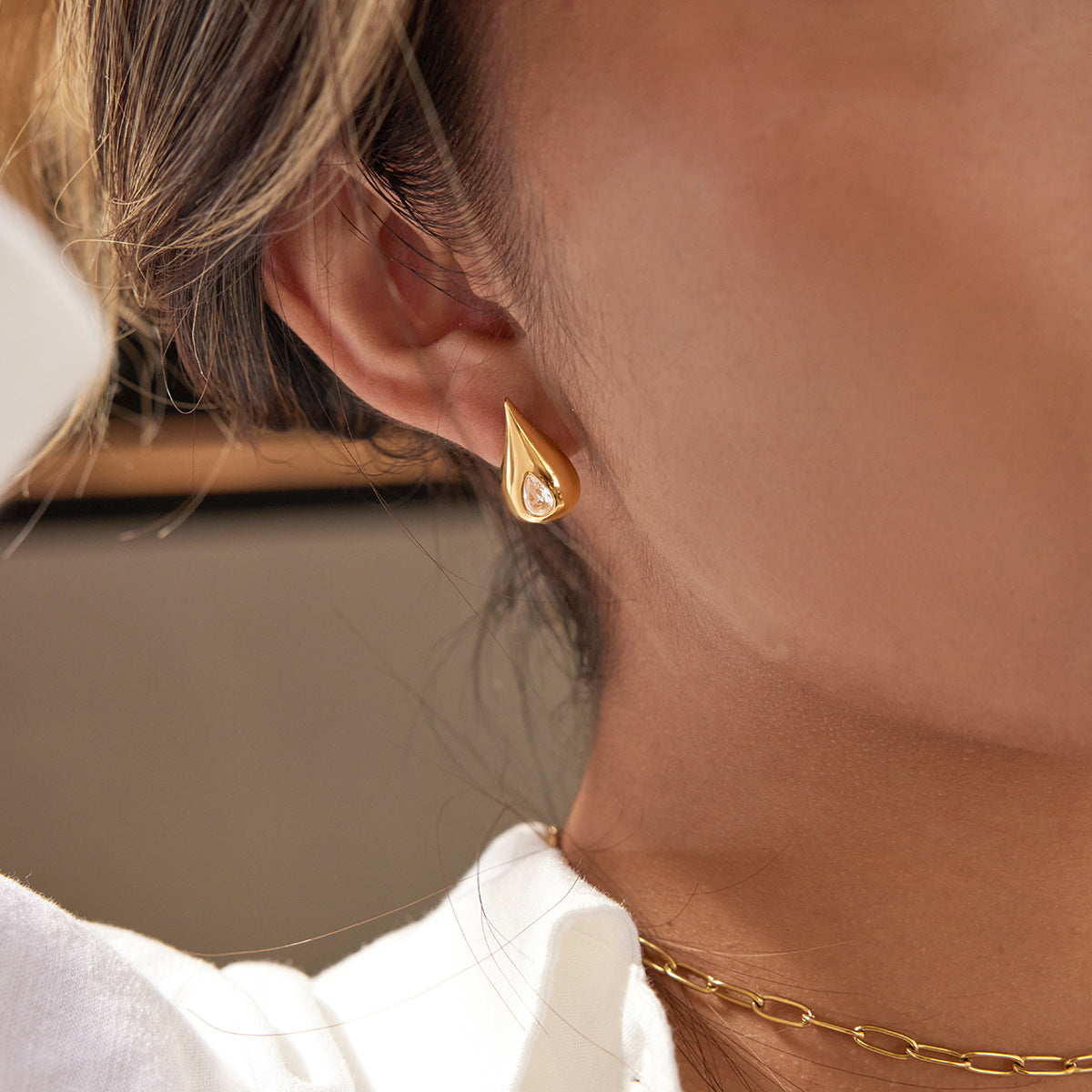 The Goccia Earrings zircon teardrop earrings gold Purajoia view 2