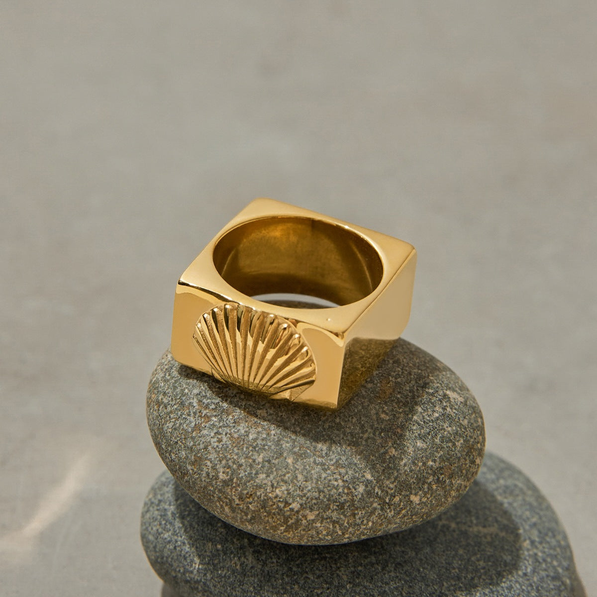 The Siena Ring gold shell signet ring Purajoia view 2