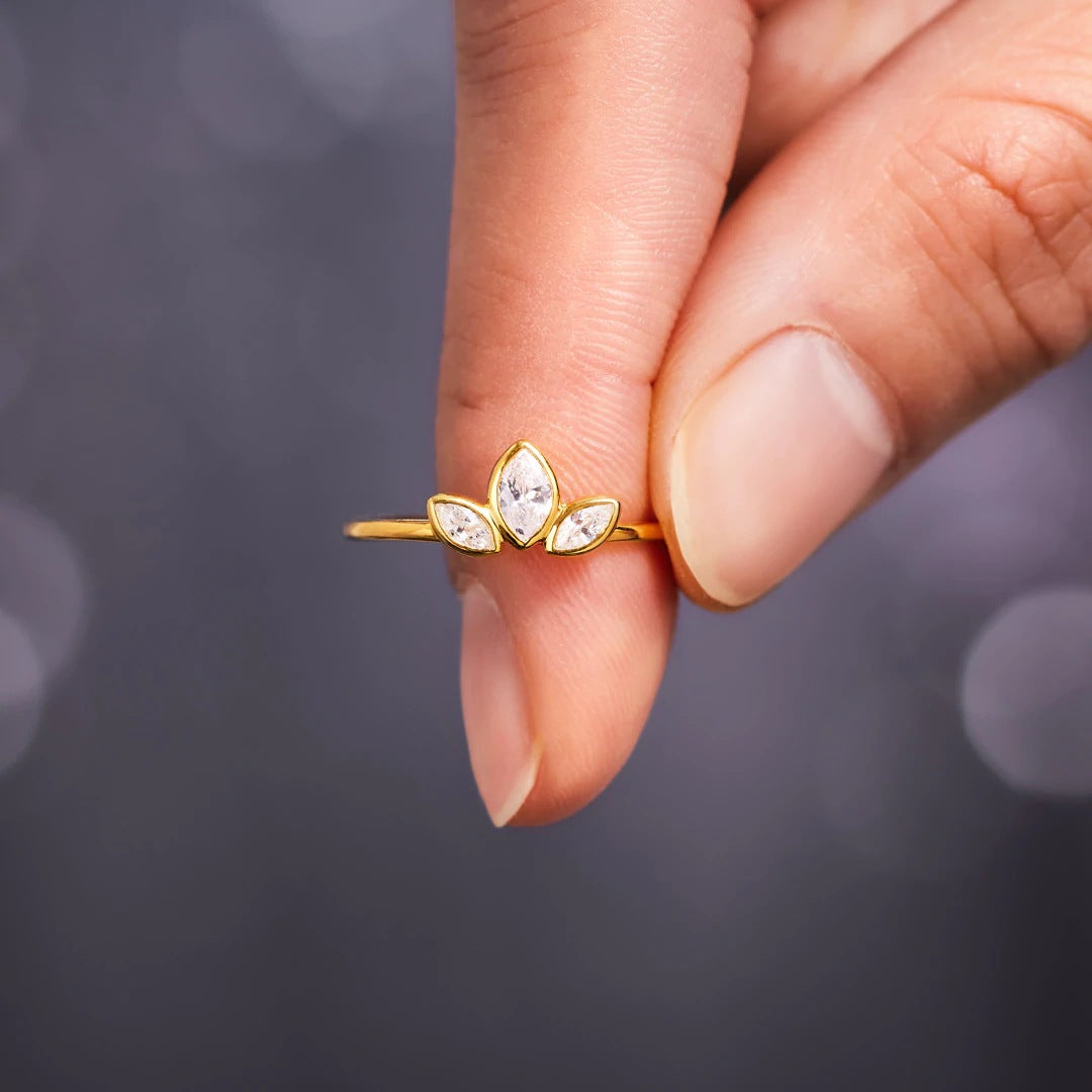 Captivating beauty: '925 Sterling Silver with Zircon' ring, a nature-inspired masterpiece with intricate leaf details for timeless elegance.