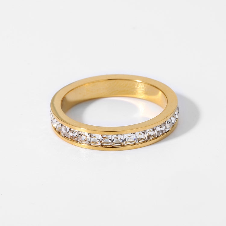 Stunning princess ring in gold with white diamonds on a woman's hand