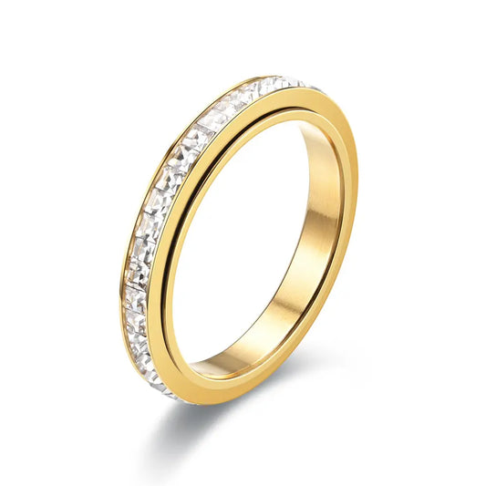 Stunning princess ring in gold with white diamonds on a woman's hand