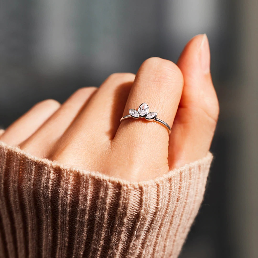 Captivating beauty: '925 Sterling Silver with Zircon' ring, a nature-inspired masterpiece with intricate leaf details for timeless elegance.