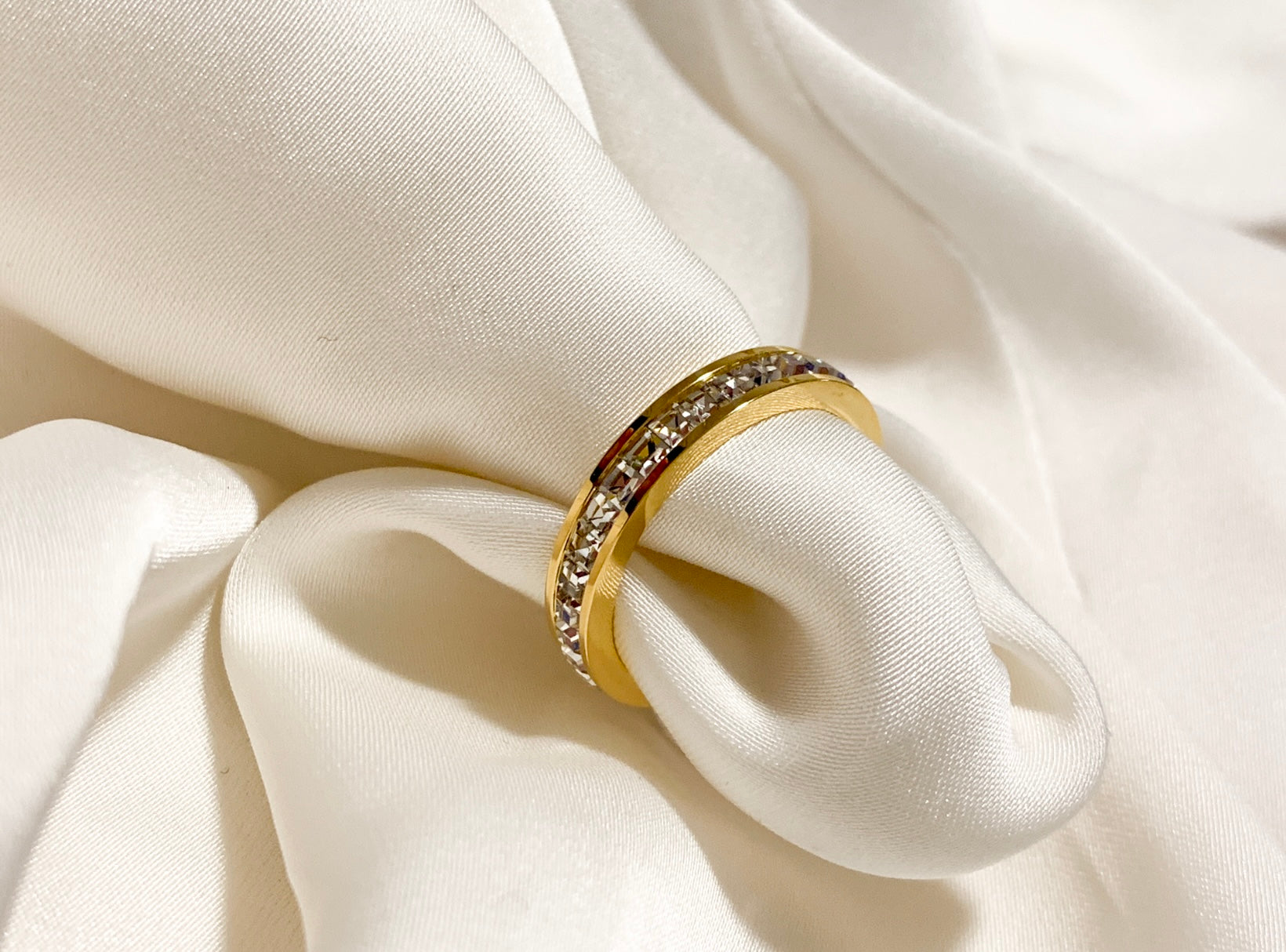 Stunning princess ring in gold with white diamonds on a woman's hand