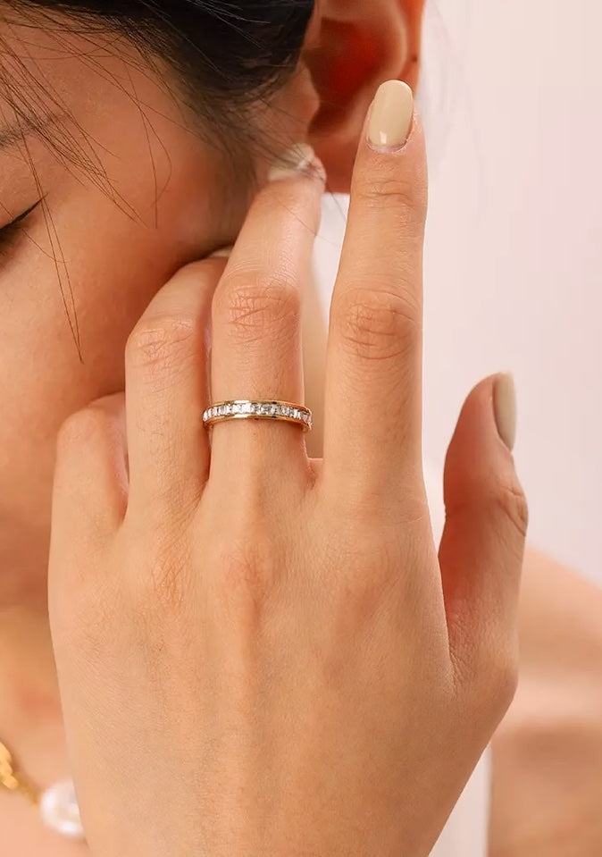 Stunning princess ring in gold with white diamonds on a woman's hand