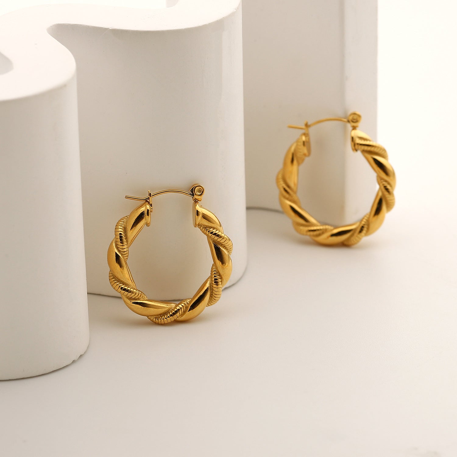 Earrings 18K Gold Plated Stainless Steel Bread PatternAdd a touch of sophistication with our 18K Gold-Plated Stainless Steel Bread Pattern Earrings