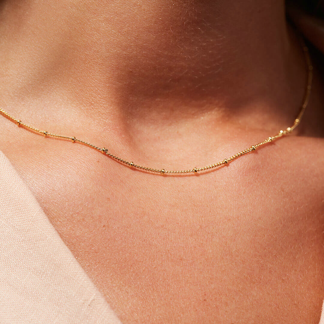 Sleek and Stylish: Snake Chain Women's Necklace - Perfect Accessory for Any Occasion